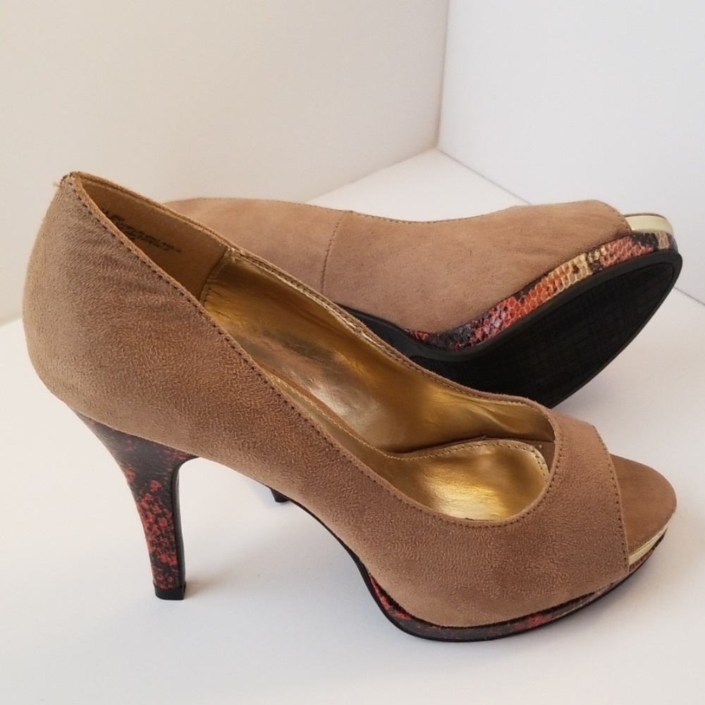 NWOT Tan suede peep toe heels